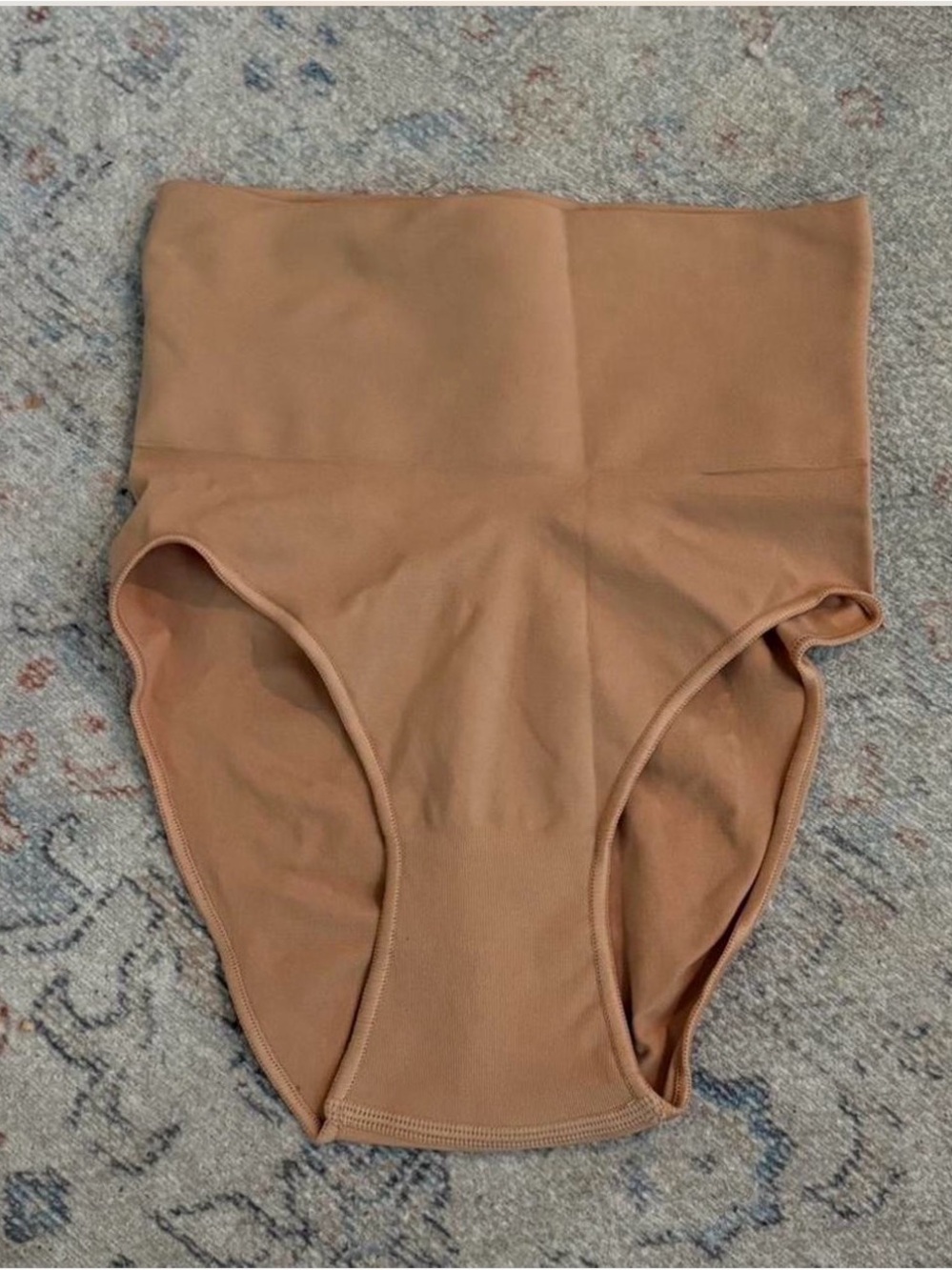 SKIMS Seamless Sculpting Brief 🤎
Size S/M
NWOT — highwaist seamless/sculpt lift